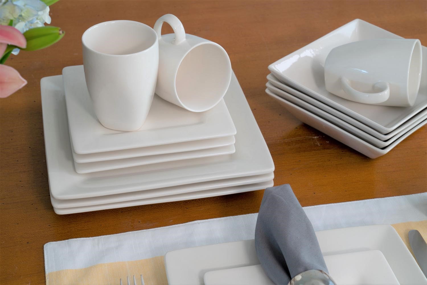 10 Strawberry Street Nova Square 16-Piece Stoneware Dinnerware Set, Black