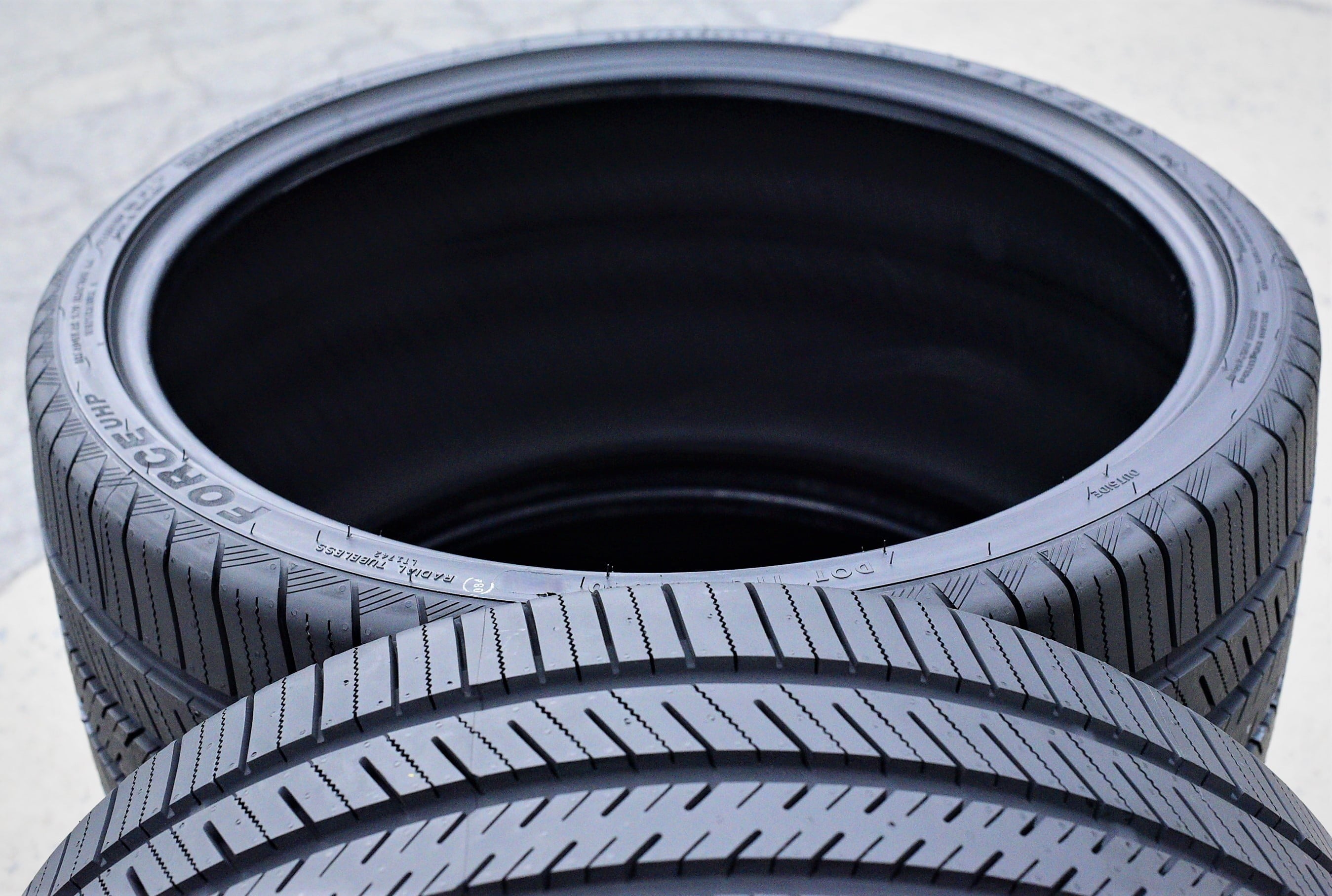 Atlas Force UHP 305/40R22 114V XL  A/S Performance Tire